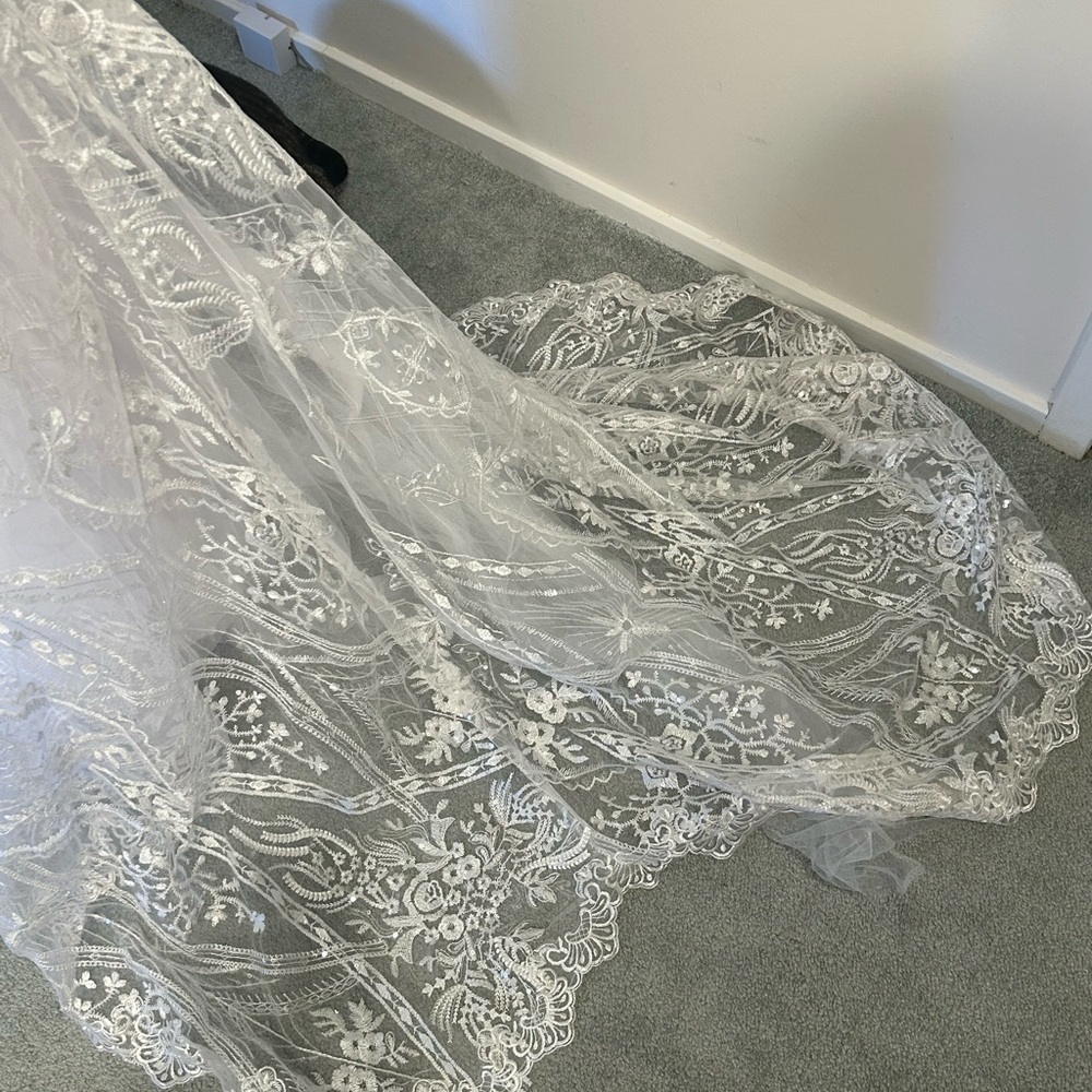 Beaded wedding dress with train - Picture 10 of 10